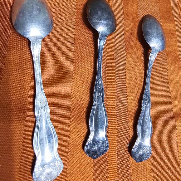 WM Rogers & Sons-Floral Pattern Teaspoons - Picture 5 of 5